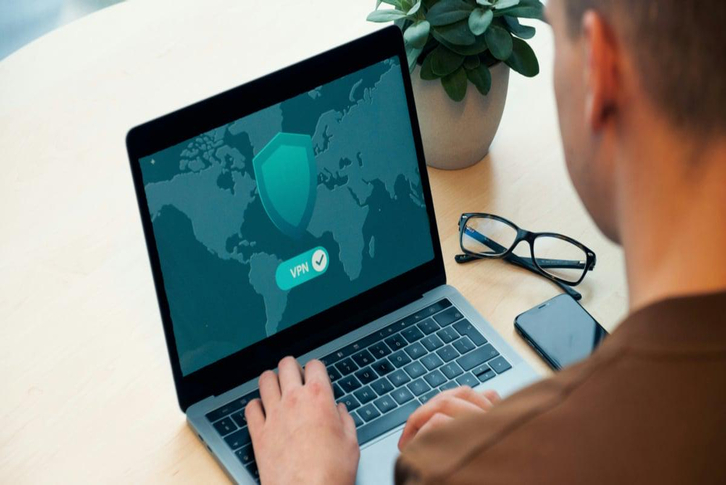 Surfshark hợp tác Amnesty International chống phần mềm gián điệp và giám sát mạng